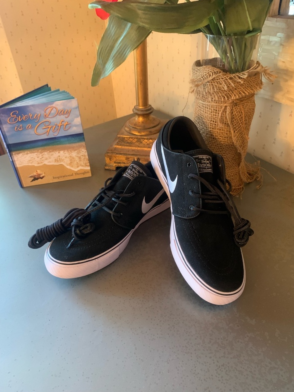 NIKE, NEW NEVER WORN men’s SB ZOOM Stefan Janoski sneakers, BLACK W/ WHITE sole.